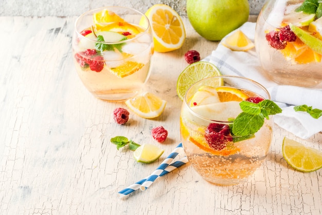 Zomer koude cocktail, fruit en bessen witte sangria