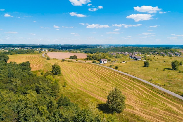 Zomer landelijk landschap luchtfoto Uitzicht op de groene velden en de weg van het dorp