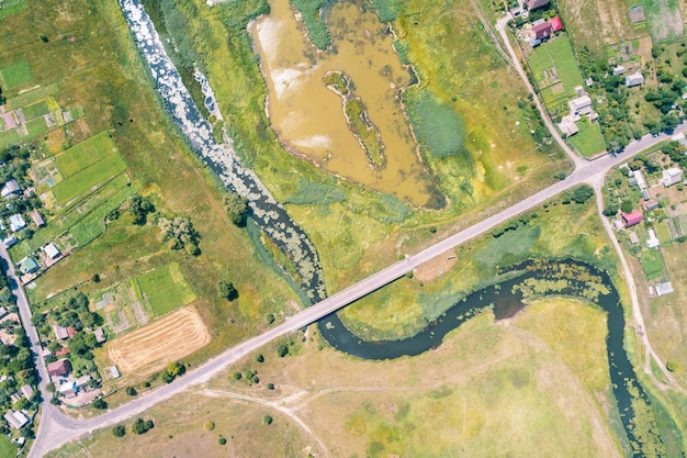 Zomer landelijk landschap Luchtfoto Weergave van dorp rivier groene velden en weg