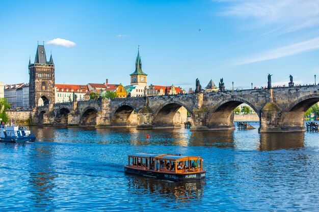 Zomer landschap van Praag uitzicht op de rivier de Ltava en de beroemde Karelsbrug.