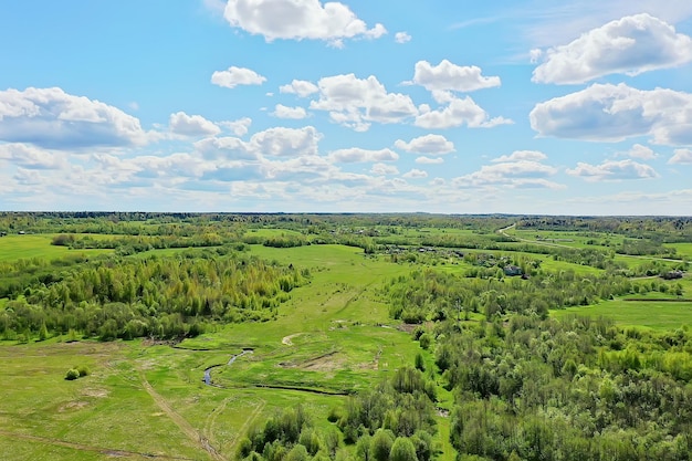 zomer landschap veld bovenaanzicht drone, abstracte landschapsmening tijdens de vlucht