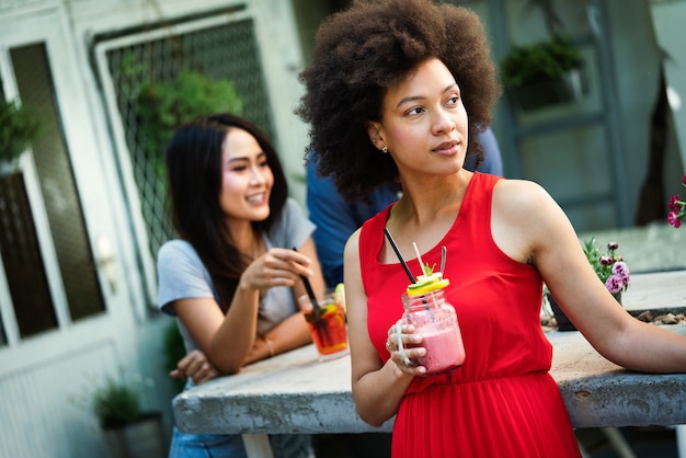 Zomer levensstijl mode portret van jonge stijlvolle zwarte vrouw met drankje