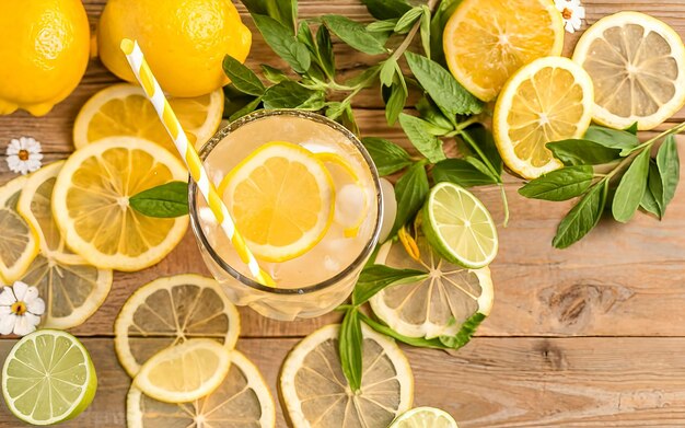 Zomer limonade achtergrond met kopieerruimte voor een tekst