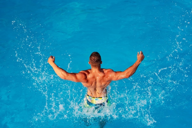 Zomer mannen opgewonden luxe zwembad ontspan in spa zwembad knappe man met plezier in de zomer