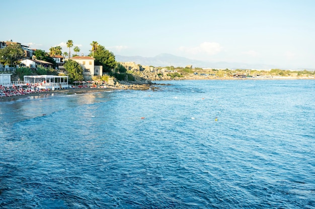 Zomer mediterraan kustlandschap met met ligbedden, parasols op het strand van Side Turkije. Concept vakantie, reizen.