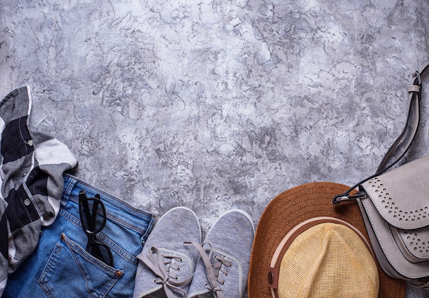 Zomer meisjes outfit op grijze achtergrond