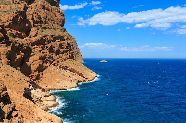 Zomer Middellandse Zee rotsachtige kust landschap (in de buurt van Benidorm, Costa Blanca, Alicante, Spanje).