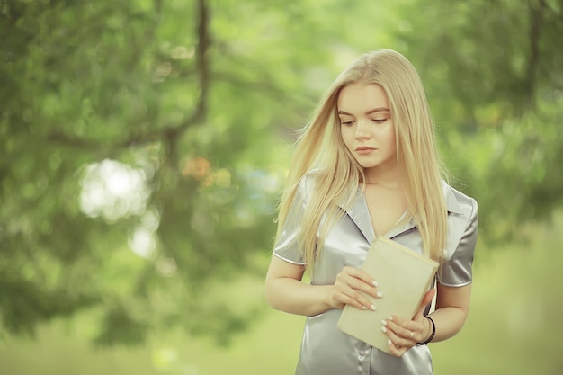 Zomer mooie jonge blonde in het park