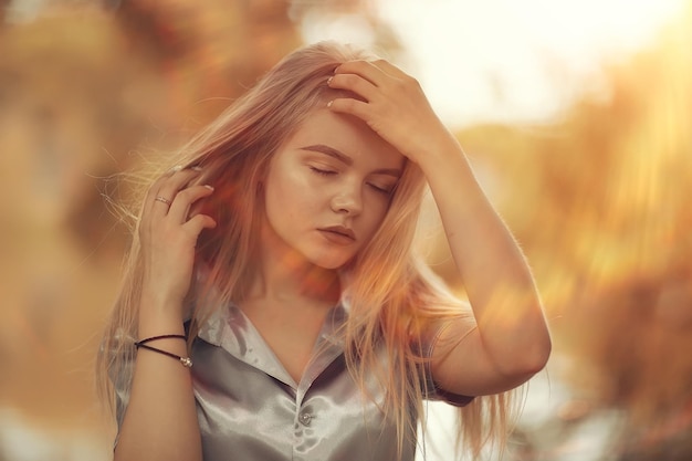 Zomer mooie jonge blonde in het park