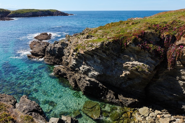 Zomer oceaan eiland Pancha kustlijn landschap met vuurtoren (Spanje).