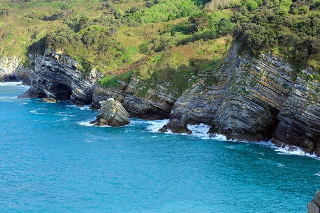 Zomer oceaan rotsachtige kustlijn uitzicht in de buurt van Gorliz stad, Biskaje, Baskenland (Spanje).