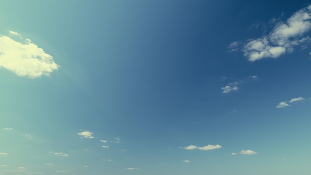 Zomer of lente hemel met wolken verspreid over de horizon heldere blauwe hemel en witte wolken zomer