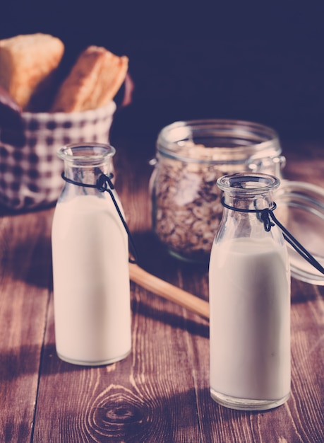 Zomer ontbijt met melk buitenshuis