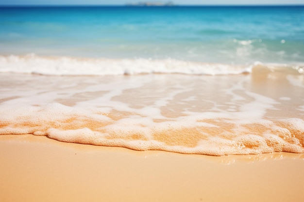 Zomer ontfocusde achtergrond natuur van tropisch strand met stralen zonlicht en bladeren