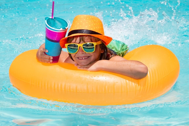 Zomer ontspannen kind in zwembad zwemmen op opblaasbare ring kind zwemmen met oranje float water speelgoed hea