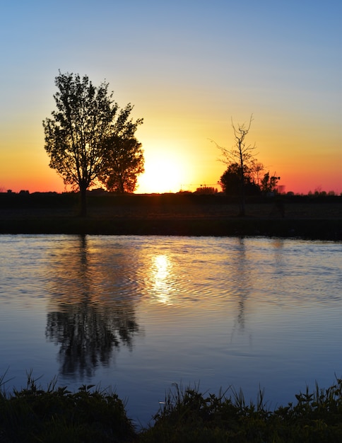 Zomer op de rivier met een geweldige kleurrijke zonsondergang