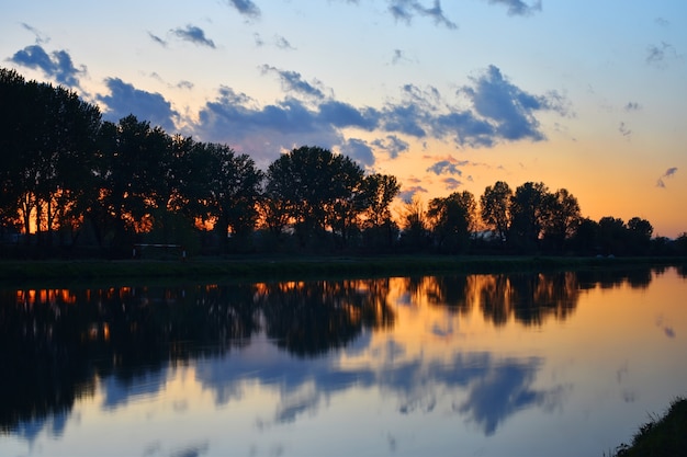 Zomer op de rivier met een geweldige kleurrijke zonsondergang