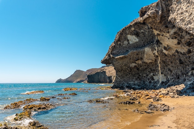 Zomer op het strand van Monsul in het natuurpark Cabo de Gata, gemaakt met geërodeerde lavaformaties in de gemeente San Jose, Almeria