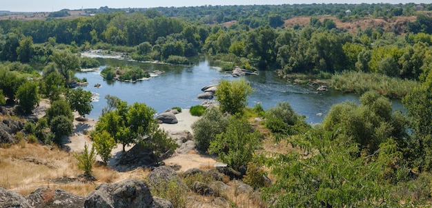 Zomer Pivdennyi Buh Southern Bug rivier in Myhiya Mykolayiv Region Oekraïne Landschap van de rivier met rotsachtige kust