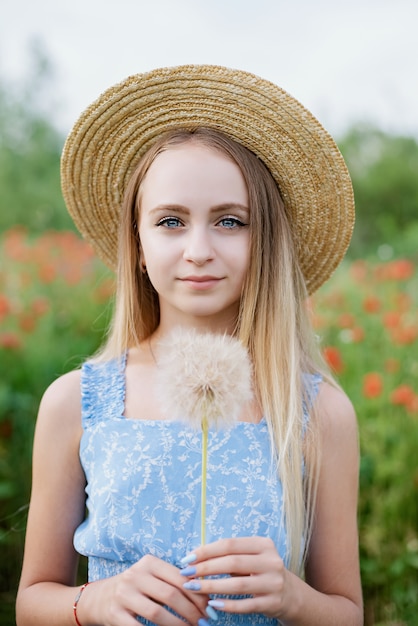 Foto zomer portret van meisje met grote paardebloem.