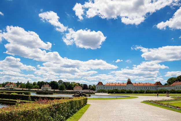 Zomer prachtig uitzicht op het kasteel in münchen nymphenburg