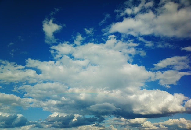 Zomer regenboog in daglicht cloudscape