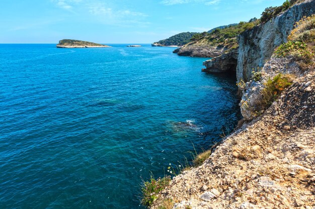 Zomer rotsachtige zeekust Gargano Puglia Italië