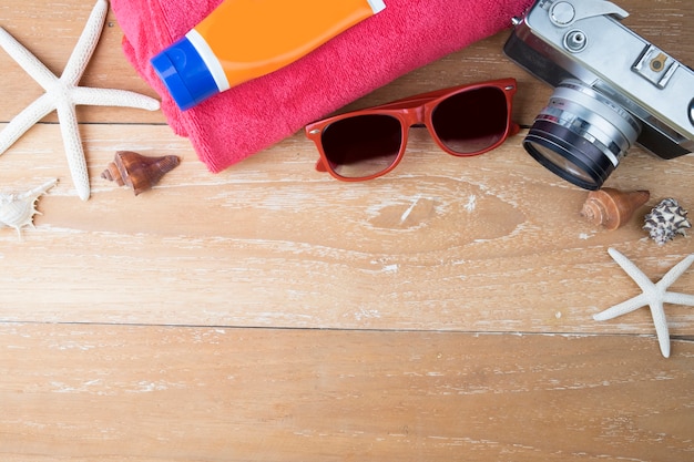 Foto zomer strand accessoires van het strand op een houten bord