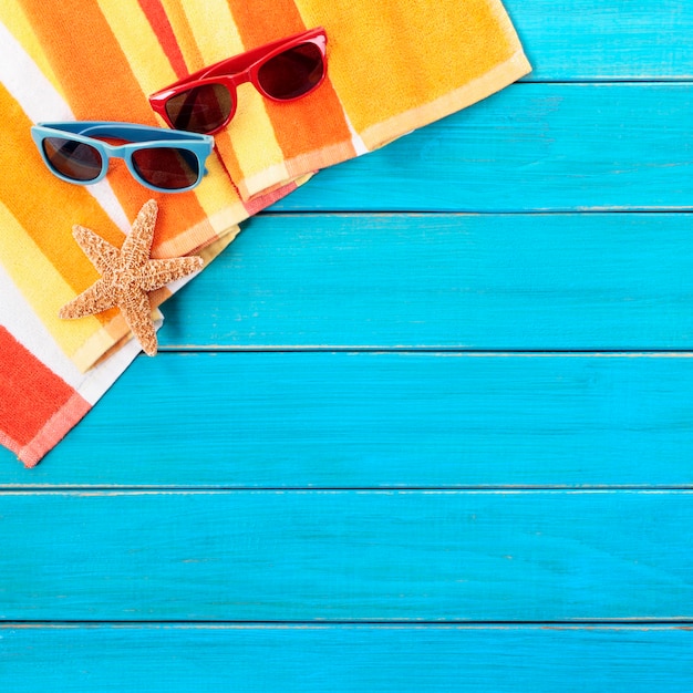 Zomer strand achtergrond, zonnebril, zeester, kopieer ruimte