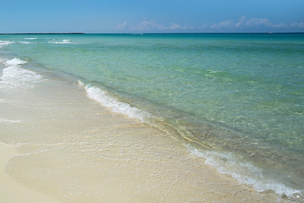 Zomer strand en zee zachte blauwe oceaangolf op zandstrand prachtig zeegezicht panorama