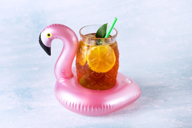 Zomer Strand samenstelling Opblaasbare Mini flamingo met Koud drankje op Pastel blauwe achtergrond Zwembad Float Party Trendy Concept Plat lag Horizontaal