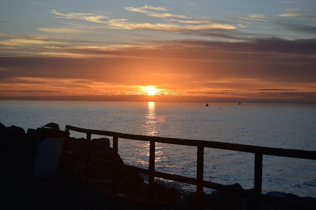 zomer strand zonsondergang met hek