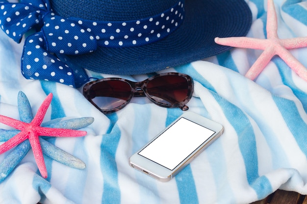 Zomer strandlaken, zeester, zonnebril en hoed, kopieer ruimte op telefoon met leeg scherm