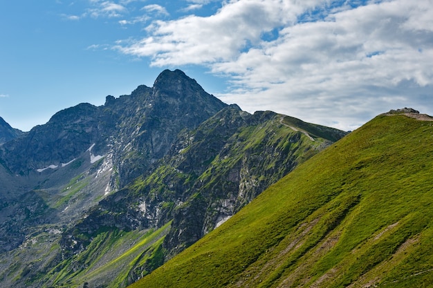 Zomer tatra-gebergte, polen, uitzicht vanaf kasprowy wierch naar de berg swinica