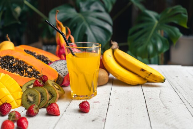 Zomer tropisch fruit in een plaat Zomer gezondheidsfruit