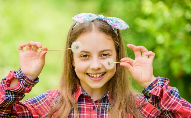 Zomer tuin bloem. meisje land rustieke stijl geruit overhemd natuur achtergrond. de terugkeer van de zomer vieren. paardebloem mooie en volledige symboliek. licht als paardebloem. plezier hebben. de zomer is hier.