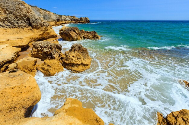 Zomer uitzicht op de Atlantische rotskust (Albufeira rand, Algarve, Portugal).