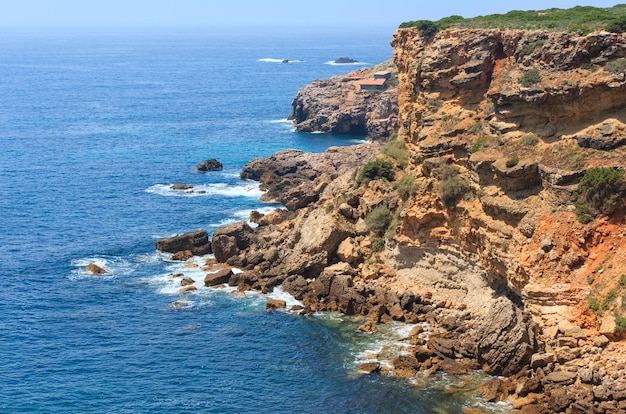 Zomer uitzicht op de Atlantische rotskust, Aljezur, Algarve west, Costa Vicentina, Portugal.