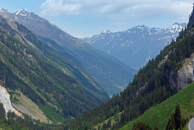 Zomer uitzicht op de bergen vanaf Kaunertaler Gletscherstrasse (Kaunertal, Oostenrijk, Tirol)