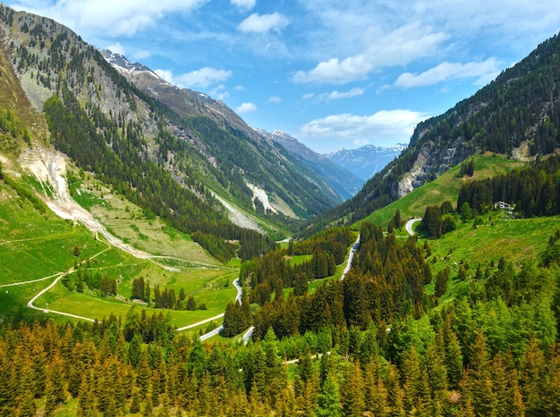 Zomer uitzicht op de bergen vanaf Kaunertaler Gletscherstrasse (Kaunertal, Oostenrijk, Tirol)