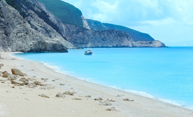 Zomer uitzicht op Egremni strand Lefkada, Griekenland en schip op het water.