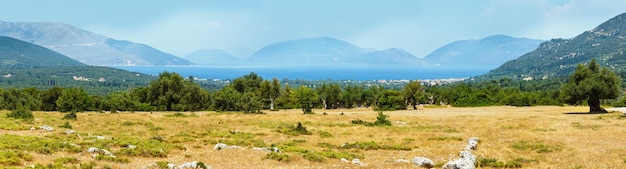 Zomer uitzicht op het eiland Ithaca vanaf het eiland Kefalonia (Griekenland).