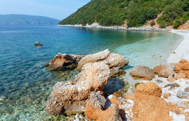 Zomer uitzicht op het strand van Antisamos (Griekenland, Kefalonia).