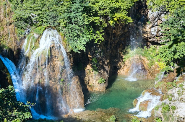 Zomer uitzicht op watervallen in Plitvice Lakes National Park (Kroatië)