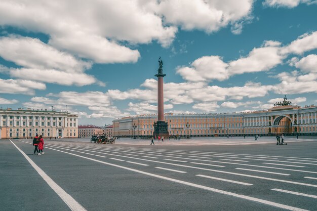 Zomer uitzicht op Winter Palace plein met vervoer en paarden in Sint-Petersburg.
