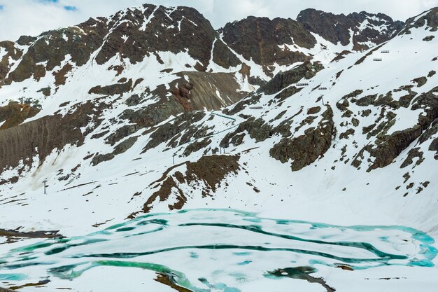 Zomer uitzicht vanaf de weg naar Kaunertal Gletscher (Oostenrijk, Tirol)