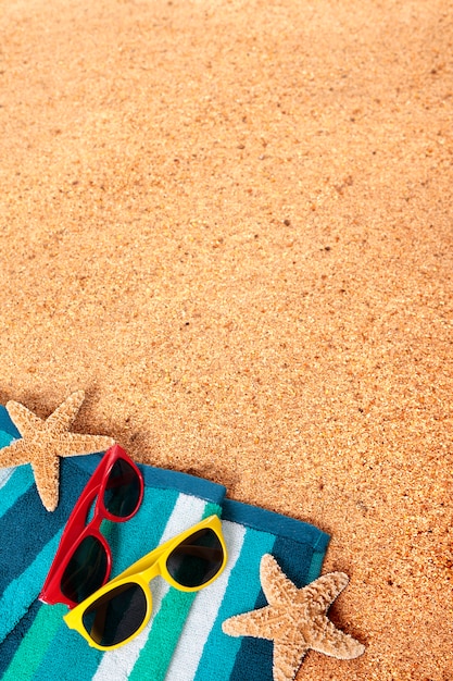 Foto zomer vakantie strand achtergrond grens, zonnebril, zand kopie ruimte, verticaal