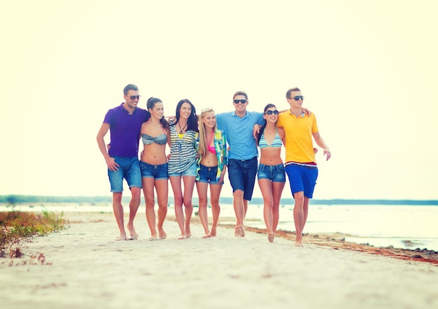 zomer, vakantie, vakantie, gelukkige mensen concept - groep vrienden die plezier hebben op het strand