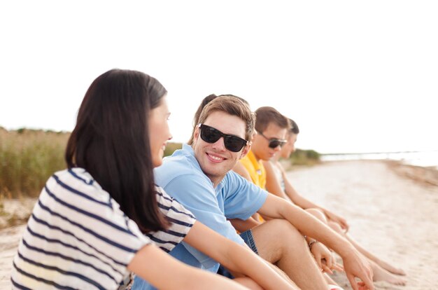 zomer, vakantie, vakantie, gelukkige mensen concept - groep vrienden of volleybalteam plezier op het strand