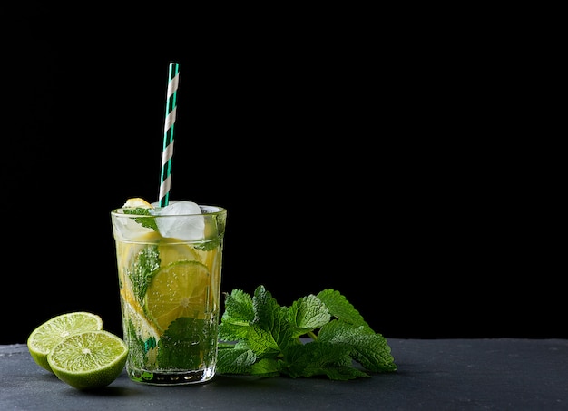 Zomer verfrissend drankje limonade met citroenen, muntblaadjes, ijsblokjes en limoen in een glas